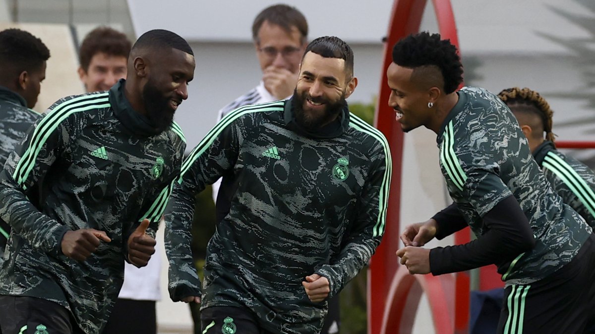 Los jugadores del Real Madrid Karim Benzema (c), Éder Militao (d) y Antonio Rüdiger (i) durante el entrenamiento del viernes 10 de febrero en el Complejo Mohamed VI de Fútbol en Rabat (Marruecos).