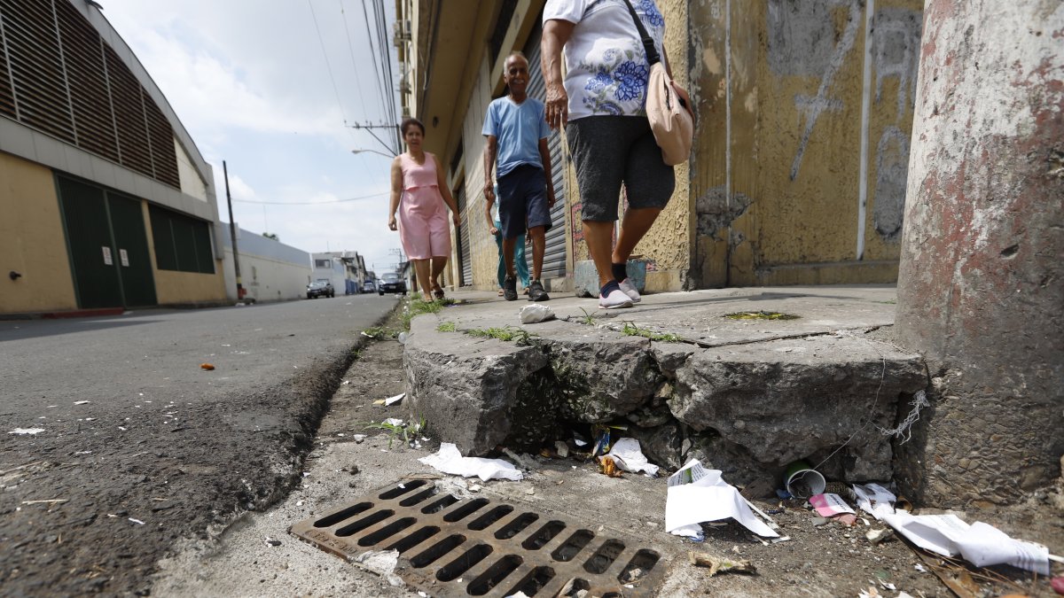 Daños. Las veredas de las calles están destruidas y se han vuelto un peligro para quienes obligadamente tienen que caminar sobre ellas, ya que las calles están en peores condiciones.