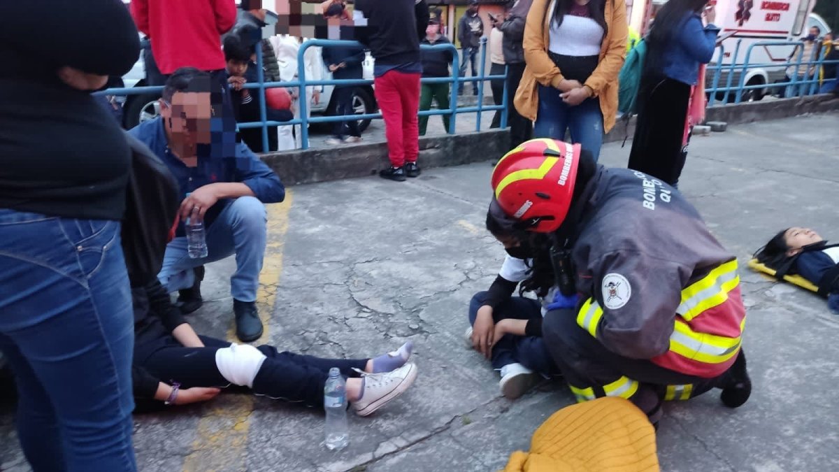 Atención. Miembros del Cuerpo de Bomberos brindaron atención a los afectados.