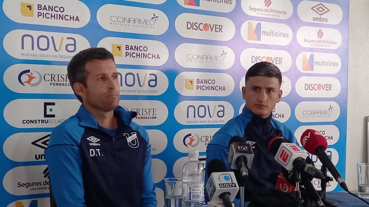 Mauro Díaz (d) durante su presentación como jugador de Universidad Católica.