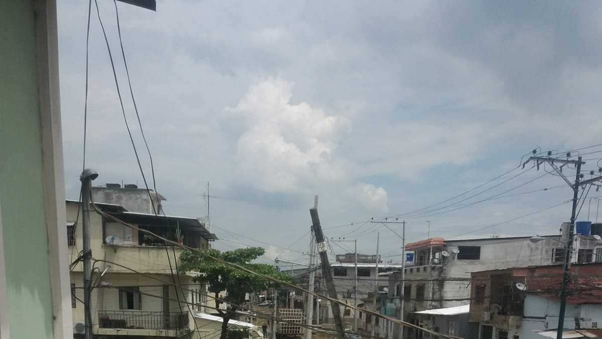 Situación. Los vecinos de este barrio alertan por el poste en mal estado.
