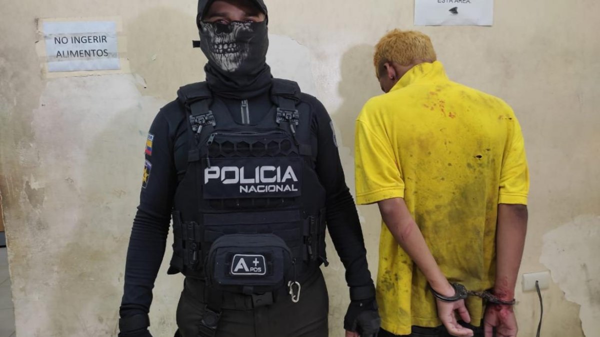Dos uniformados realizaban un operativo de control por el sector del Fortín, en la avenida Casuarina, cuando se percataron de la actitud sospechosa de estos individuos