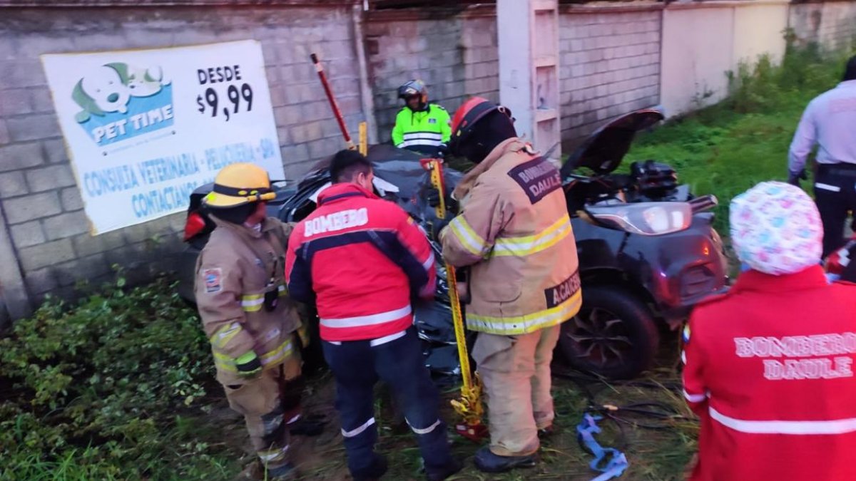 Las victimas, identificadas como Marcos Macias Montero, de 46 años y Joselyn Uve Vera, de 35, al parecer, salían de una vivienda de este sector, minutos antes de estrellarse.