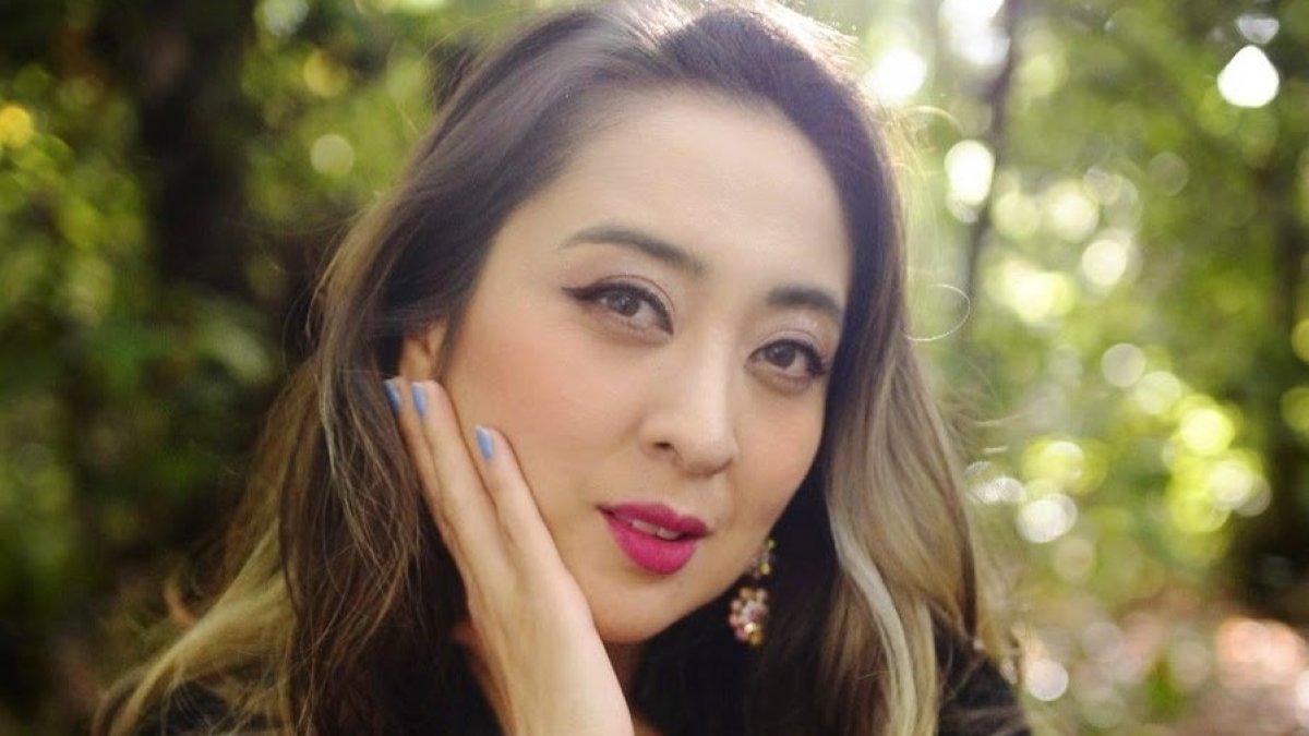 Nació en 1983. Es licenciada en Comunicación por la Universidad Central del Ecuador, y magíster en Políticas Públicas por la Universidad Autónoma de Baja California.