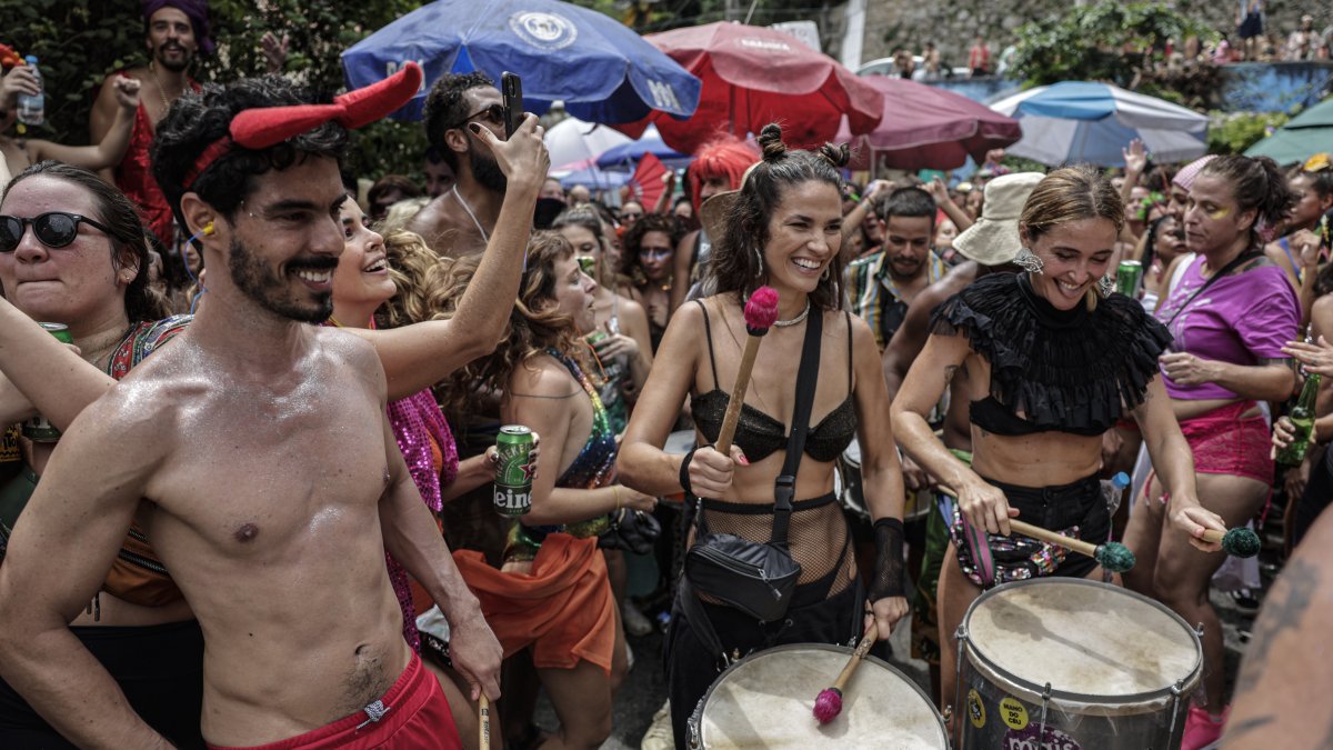 Viandantes participan de la comparsa carnavalesca 