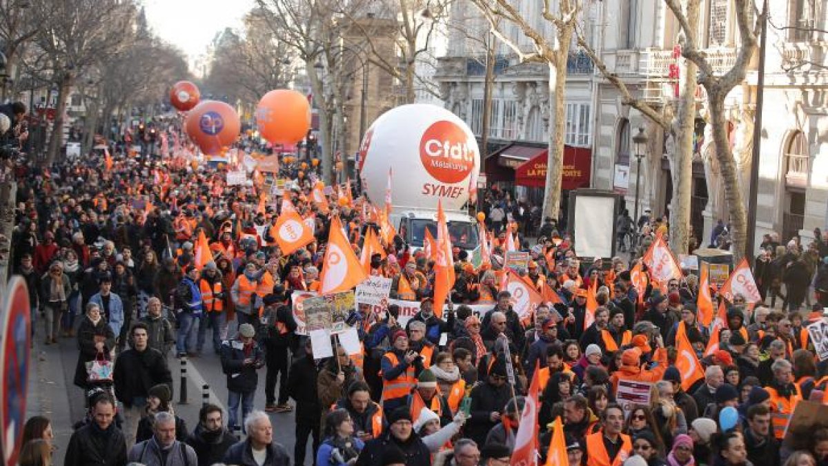 Miles de manifestantes participan en una manifestación contra la reforma de pensiones