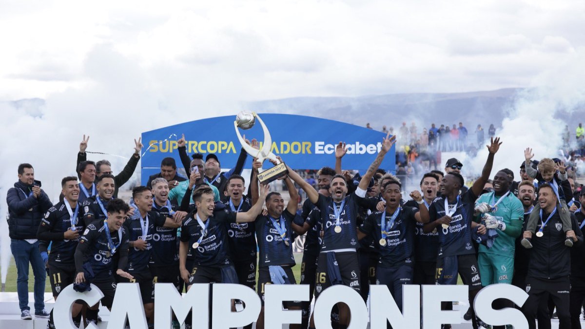 Los jugadores del equipo campeón celebraron con la copa