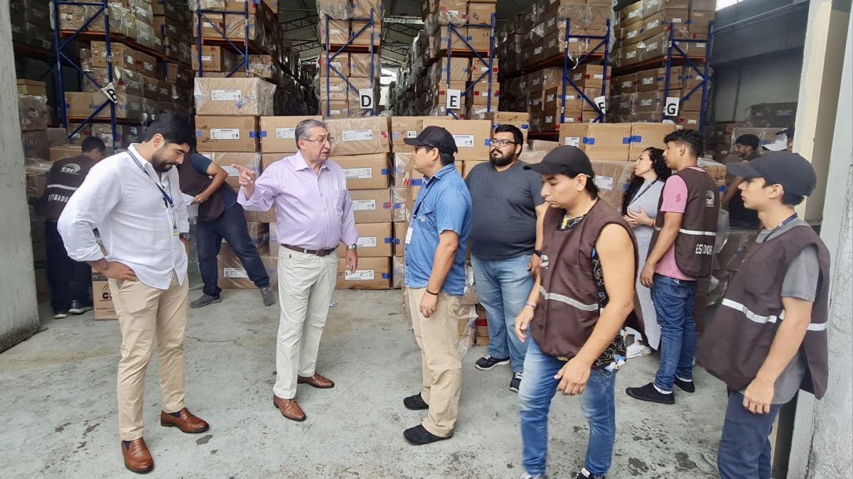 Revisión. El consejero José Cabrera estuvo con técnicos en las bodegas.