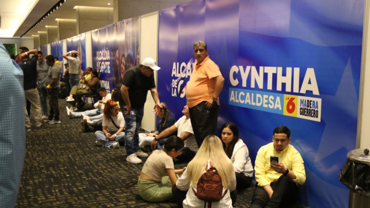 Los militantes del Partido Social Cristiano, entre la desazón y el asombro, tras los comicios del 5 de febrero.