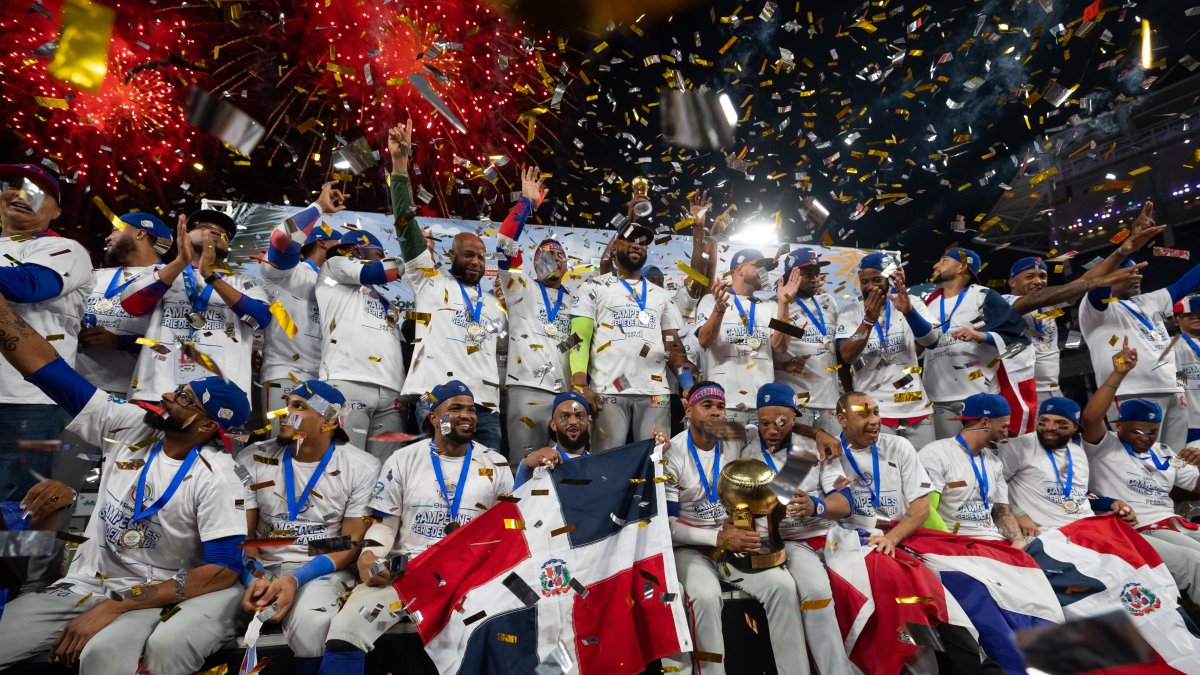 Jugadores de Tigres de Licey celebran con el trofeo al ganar la Serie del Caribe Gran Caracas 2023.