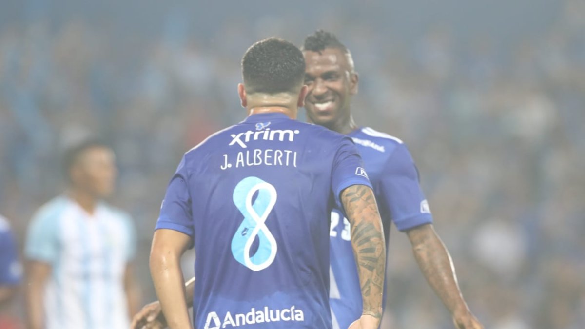 José Alberti (i) festeja el primer tanto con Miller Bolaños.