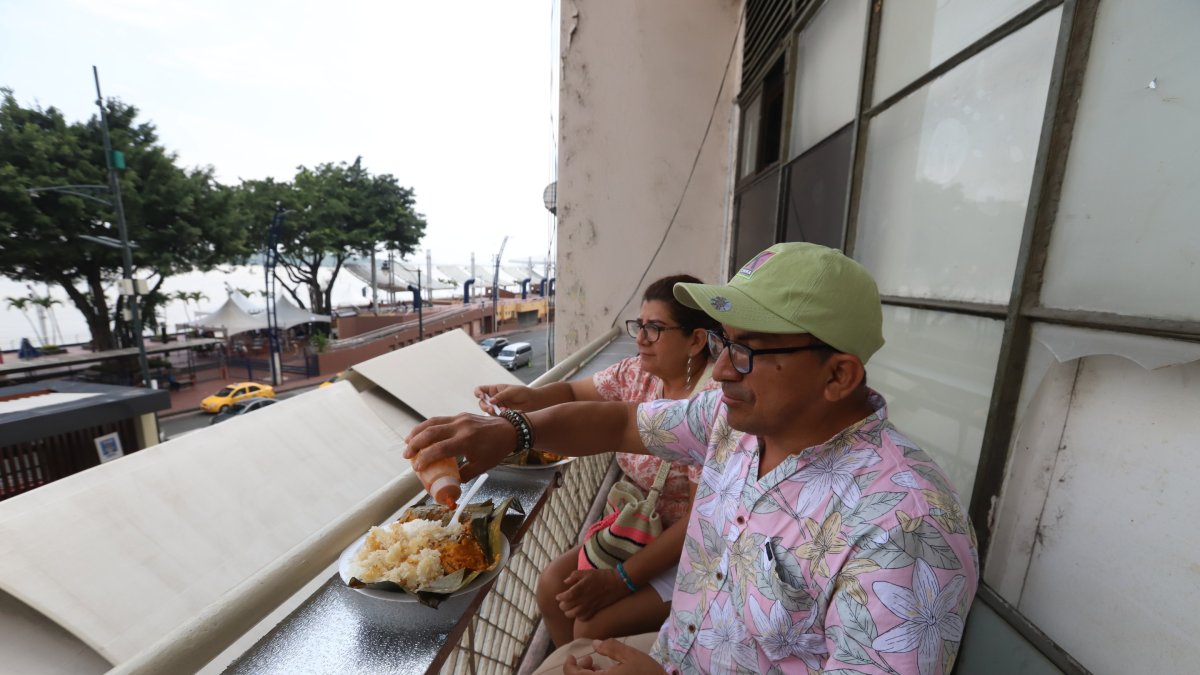 Comensales. Hasta el local llegan de diferentes partes de la urbe. Se ha convertido en una hueca.