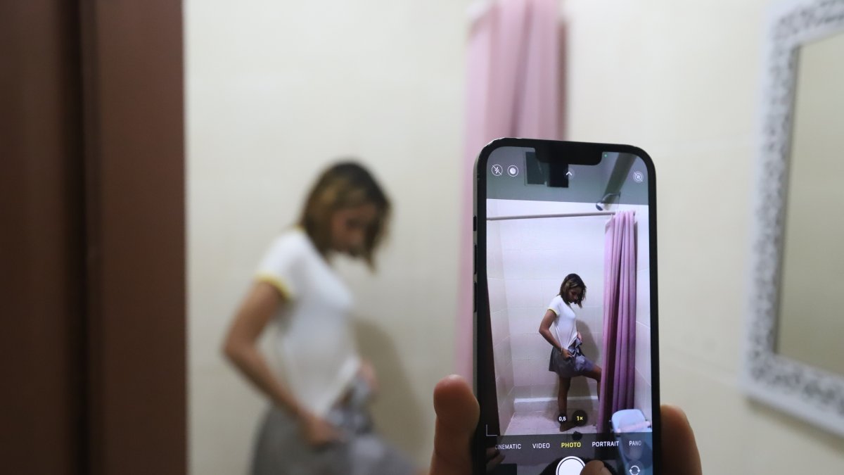 Hecho. Entre las víctimas constan personas que no compartieron jamás sus imágenes, sino que las fotografiaron a escondidas.