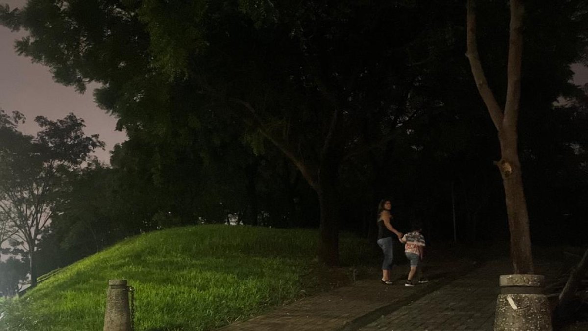 Por las noches el parque queda  completamente oscuro y la vigilancia es poca.