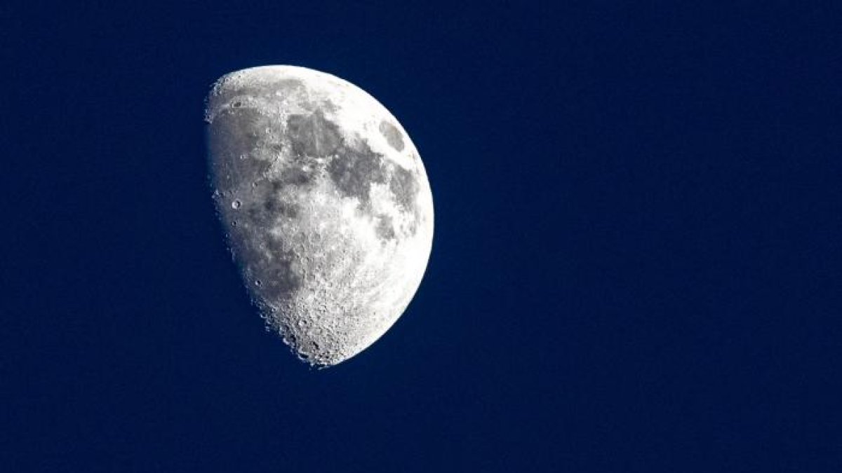 El equipo científico apuesta por el polvo lunar como posible alternativa para dar sombra a la Tierra.