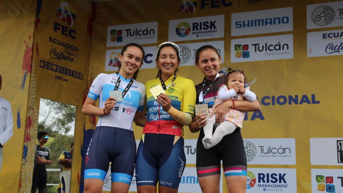 Miryam Núñez (c) fue la más rápida en la crono. Compartió podio con Ana Vivar (Movistar Best PC) y Esther Galarza (Independiente).