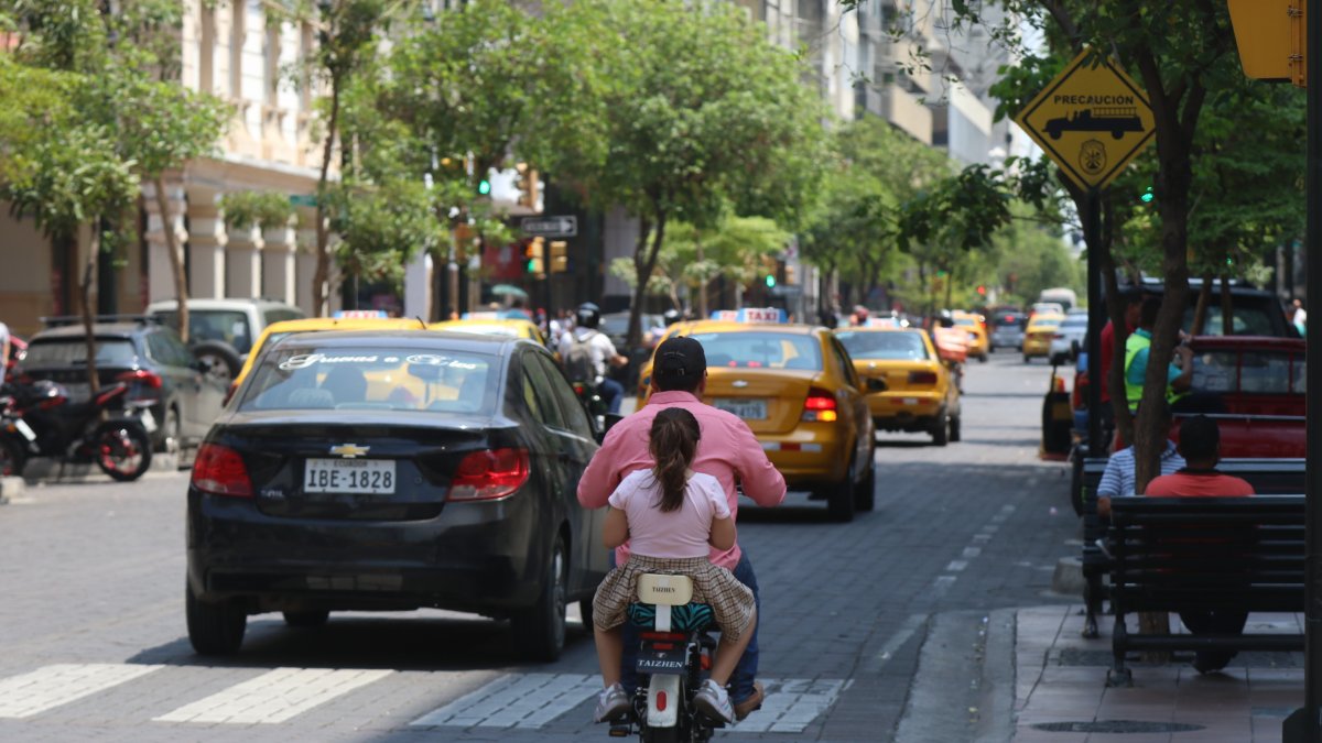 Motorizado en la 9 de Octubre conduce en una bicicleta eléctrica con una menor como acompañante, ambos sin casco de protección.