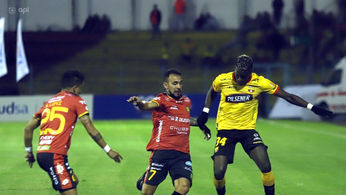 El volante Lucas Mancinelli (7) destacó en el triunfo ante Barcelona.