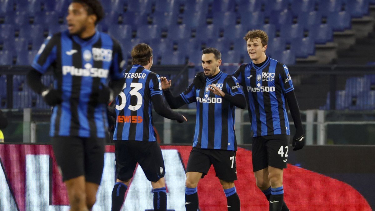 Davide Zappacosta (C) celebra con sus compañeros tras marcar el 1-0 parcial.