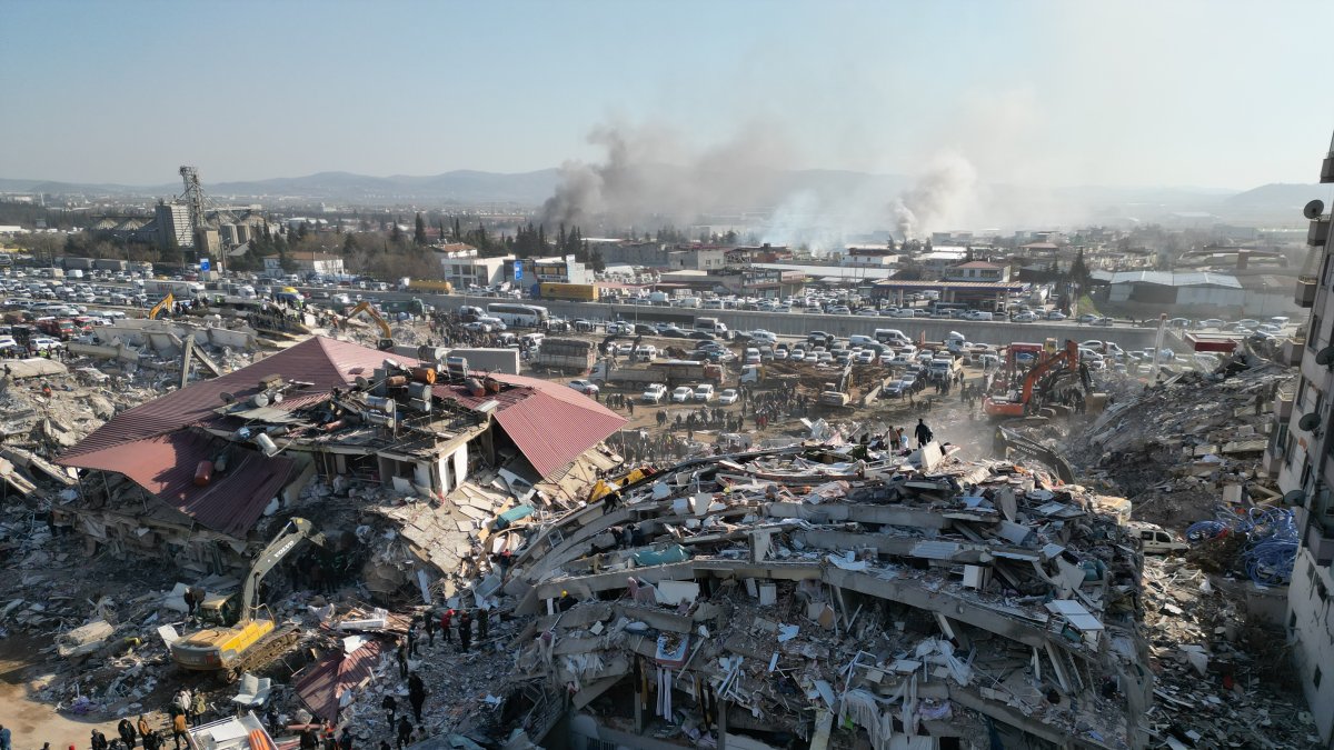 Las labores de rescate continúan seis días después del primer terremoto