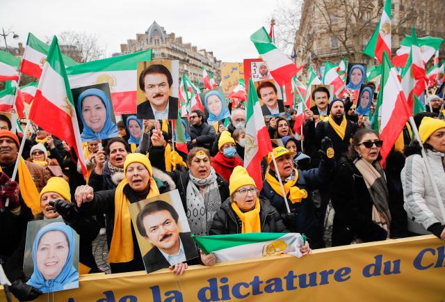 Miles De Manifestantes En París Contra La Represión Del Régimen Iraní 8940