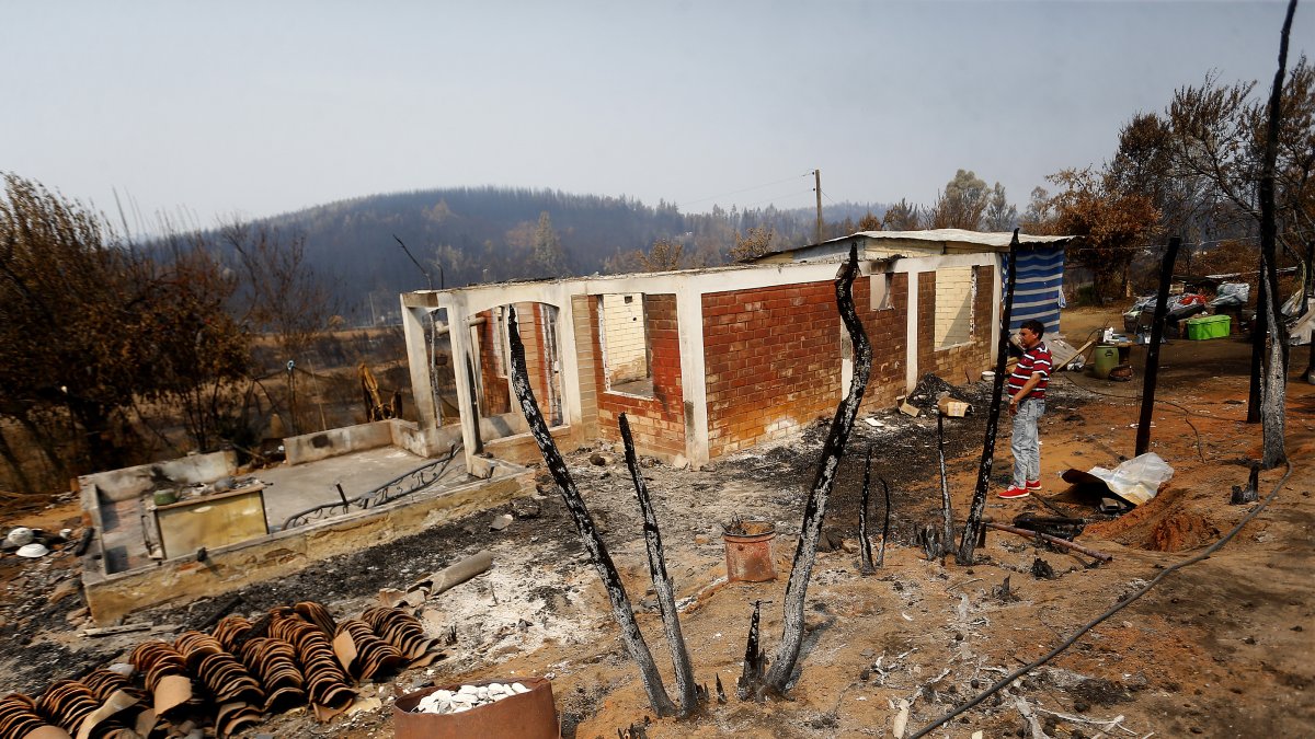 Fotografía que muestra una vivienda totalmente devastada por el fuego en San Ricardo.