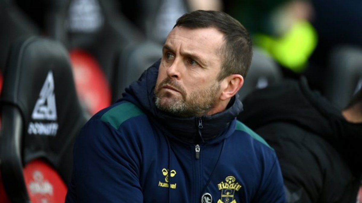 Nathan Jones, entrenador de 42 años, fue despedido del Southampton.