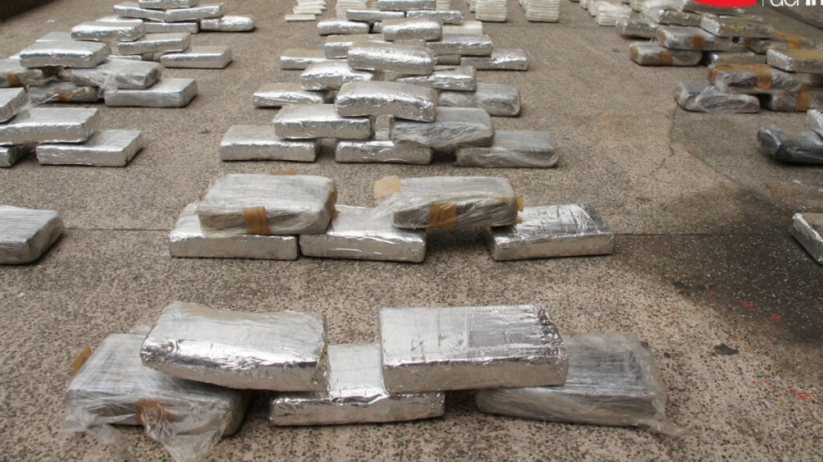 Decomiso. El bombero trasnportaba 200 paquetes en la parte posterior de su vehículo.