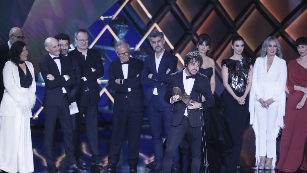 El equipo de As Bestas recibiendo el premio en la ceremonia que se llevó a cabo en Sevilla.