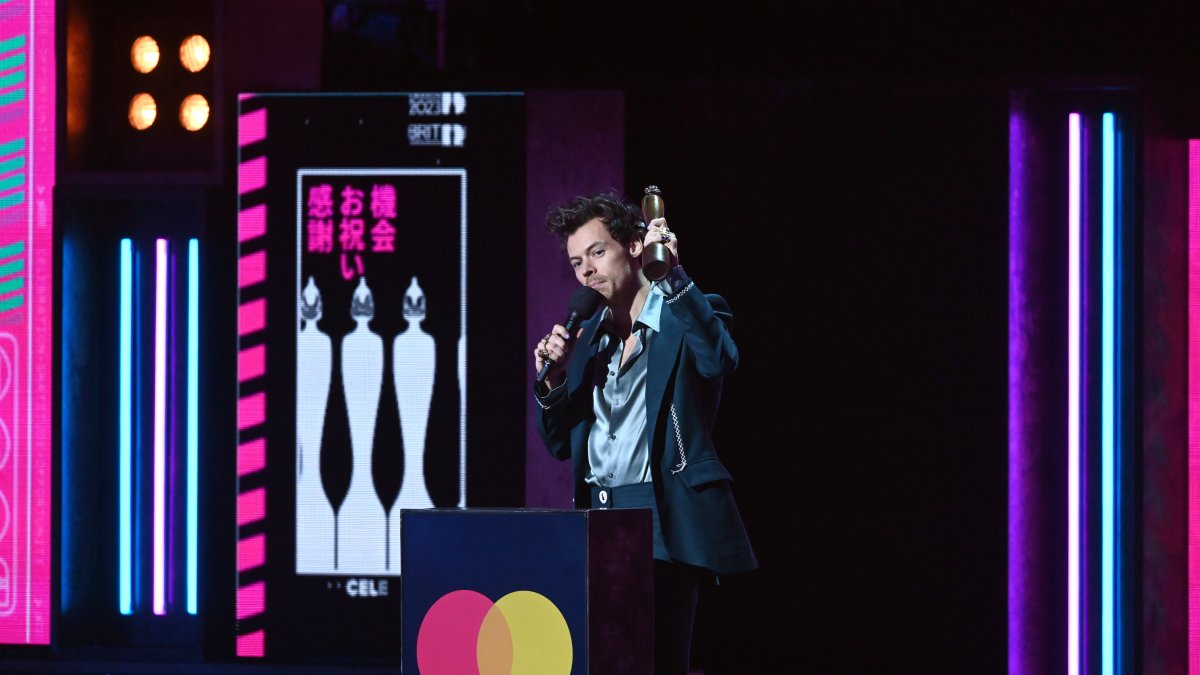 Harry Styles, alzando uno de sus premios como artista del año. El evento se llevó en Londres.