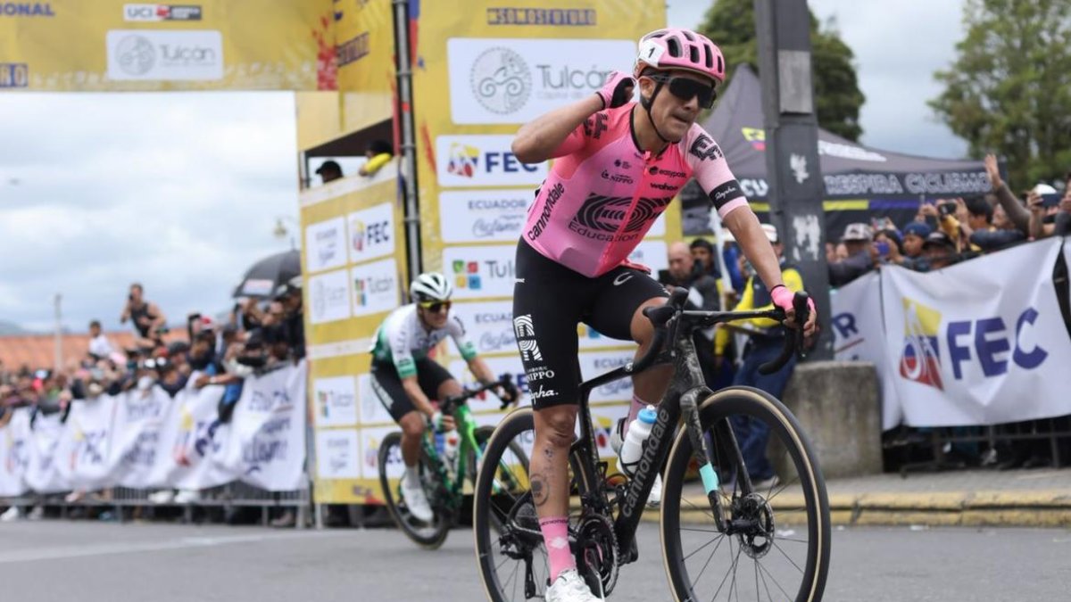 Richard Carapaz y su celebración tras coronarse campeón nacional en la prueba de ruta