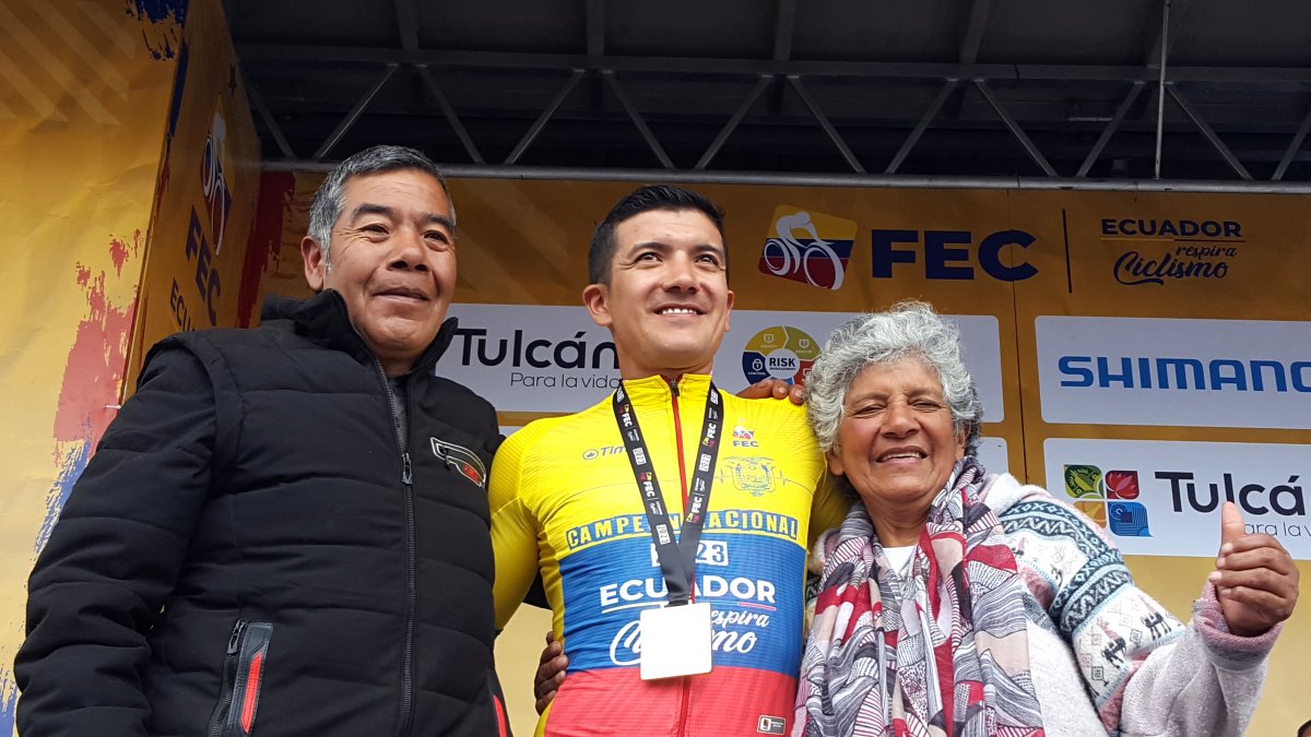 Richard Carapaz festejó con sus padres el haber obtenido la medalla de oro en el Campeonato Nacional.