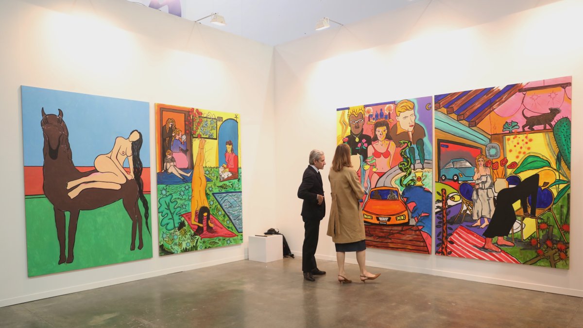 - Asistentes observan obras expuestas en la feria Zona Maco.