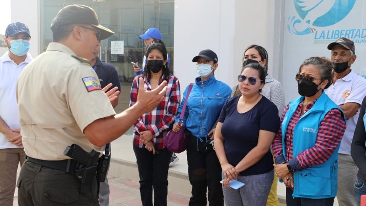 La Policía. Da detalles a la comunidad sobre como operarán en el cuartel.
