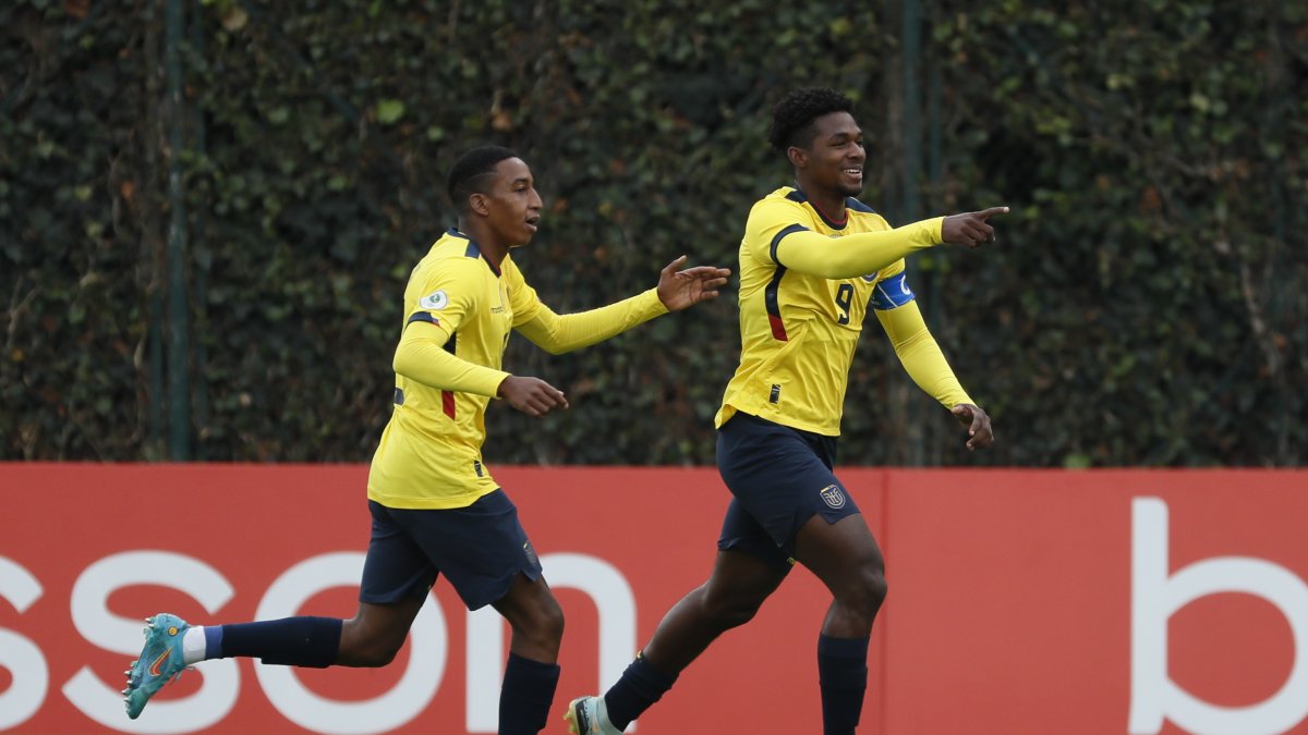 Justin Cuero (d) marcó el gol de Ecuador que le está dando el triunfo momentáneo frente a Paraguay.
