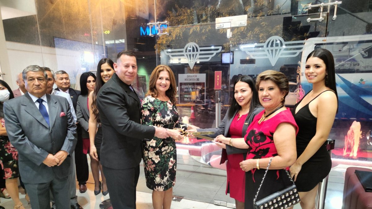 Hegel Peñaherrera junto a los funcionarios de la nueva agencia Portoviejo.