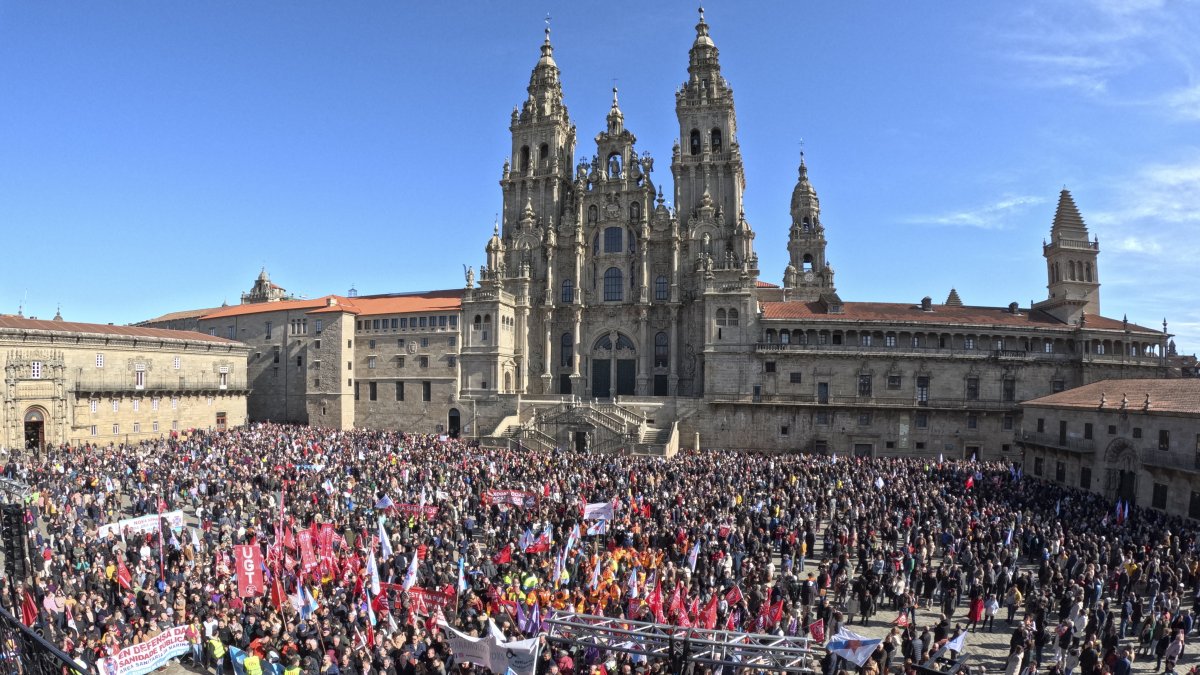 - Miles de personas, abarrotan la plaza del Obradoiro.