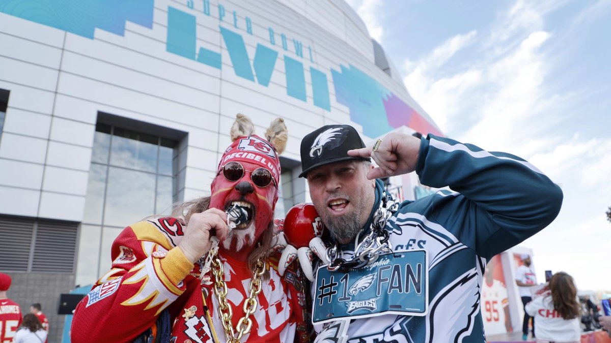Un hincha de los Kansas City Chiefs (izq.) y un hincha de los Philadelphia Eagles (der.) (Estados Unidos, Filadelfia).