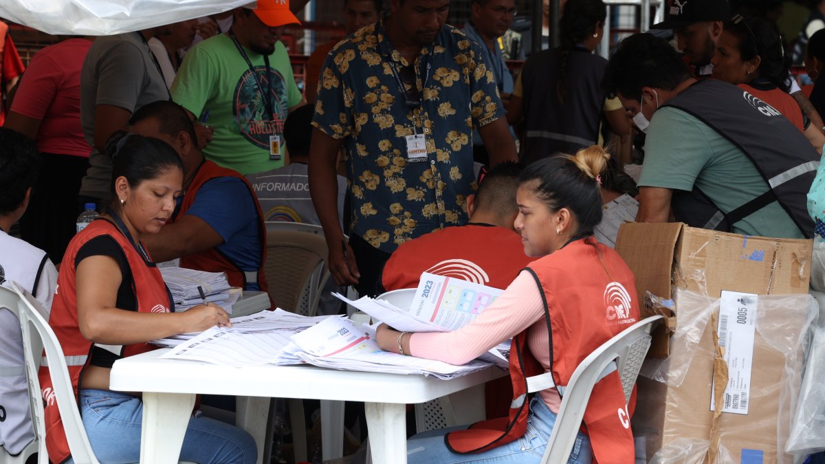 Proceso. Desde la noche del sábado 11 de febrero, se inició el escrutinio de actas del referéndum.