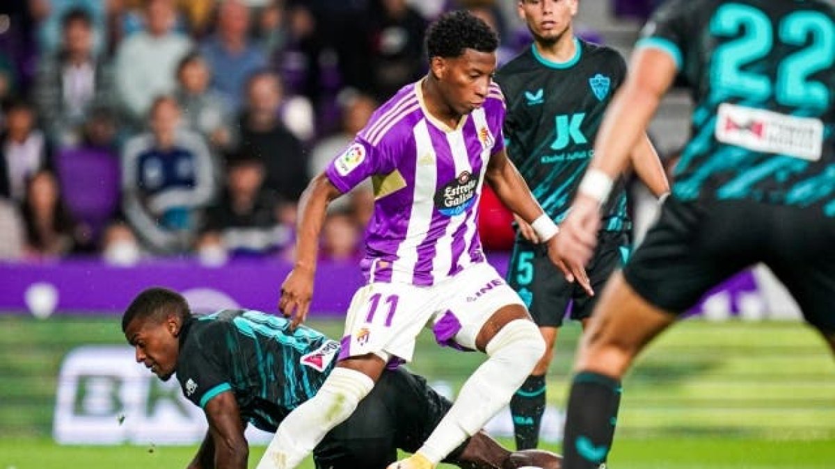 Gonzalo Plata, extremo del Valladolid, en acción durante un partido liguero. 
