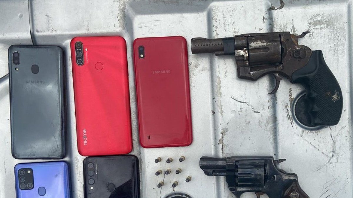 Incautación. Se encontraron celulares, armas y municiones.