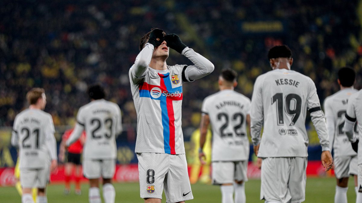 El centrocampista Pedri (c) reacciona durante el partido de Liga en Primera División que Villarreal y FC Barcelona disputaron el domingo 12 de febrero en el estadio de La Cerámica.