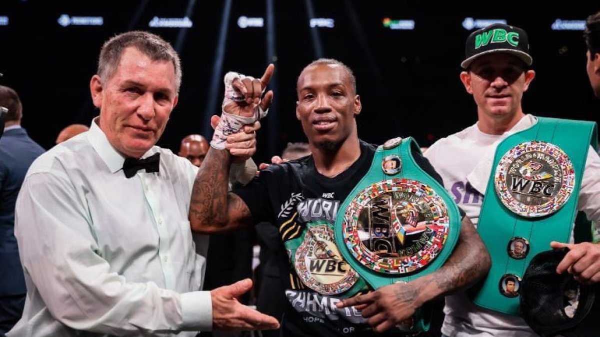 O’Shaquie Foster, con el cinturón del peso pluma.