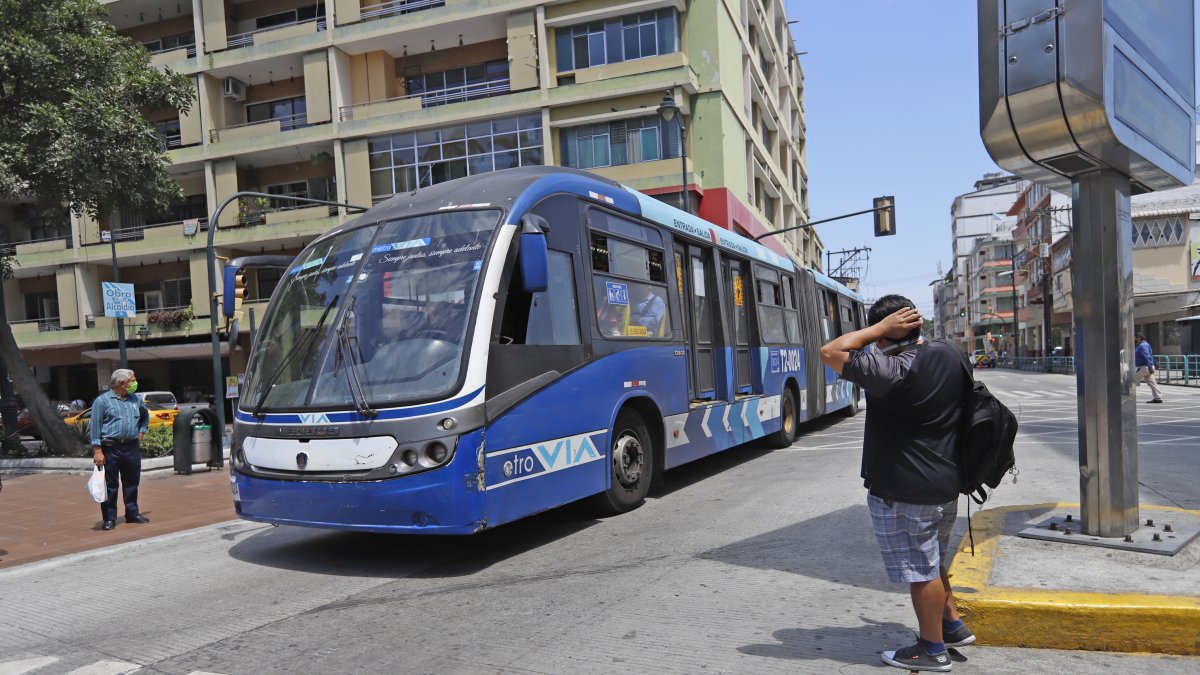 Una unidad articulada de la Metrovía, en el centro de Guayaquil.