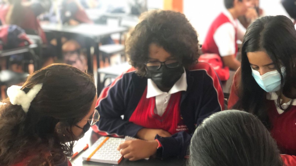 Elaboración. Los estudiantes discuten y arreglan sus textos de la antología.