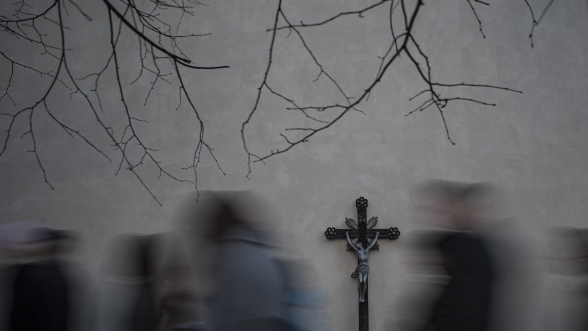 Imagen de archivo de una cruz en una Iglesia.