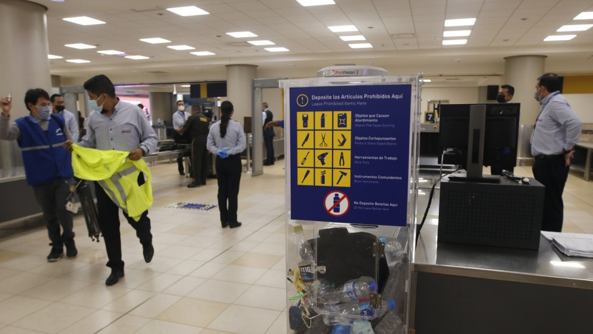 Filtros de seguridad. Estos pasos son donde usualmente la gente olvida algunos artículos, como cinturones, principalmente