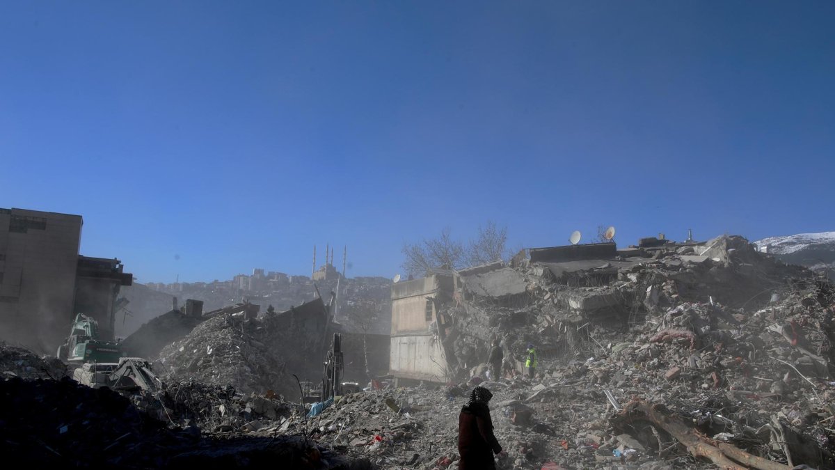 Una mujer camina entre escombros en Kahramanmaras, Turquía.