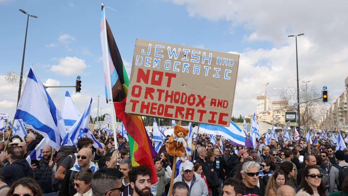 Los israelíes realizan una manifestación antigubernamental frente al parlamento (Knesset) en Jerusalén, el 13 de febrero de 2023