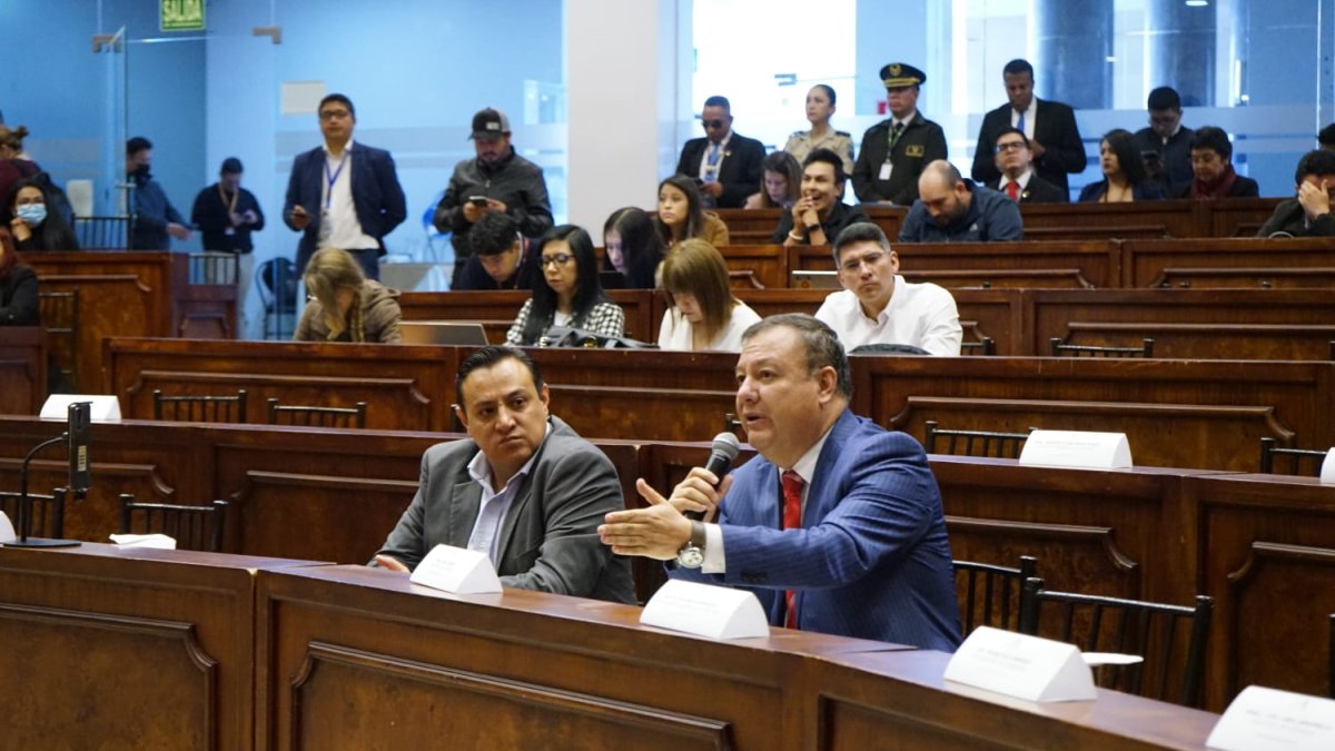 El ministro Zapata dijo que varios uniformados llevaban más de dos años cumpliendo servicios en la Fiscalía y que es normal rotarlos al año.